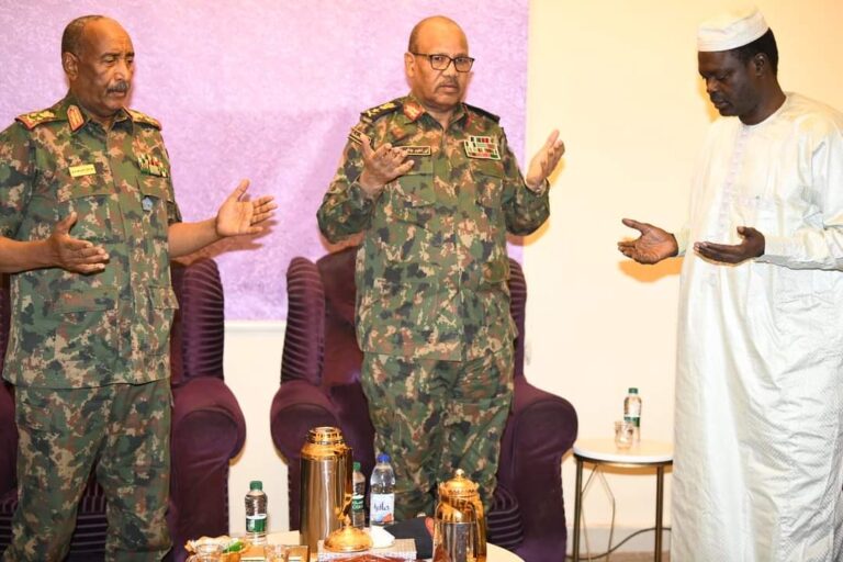 رئيس مجلس السيادة ومساعده يعزّيان في وفاة شقيق حاكم اقليم دارفور